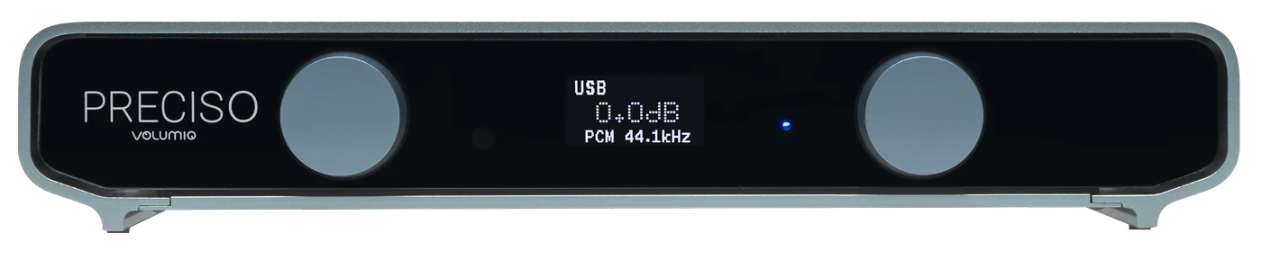 Volumio Preciso visto di fronte: un frontale nero con il nome Preciso, due manopole grigie e un piccolo display che mostra USB, 0.0dB e PCM 44.1kHz, in uno chassis grigio scuro.