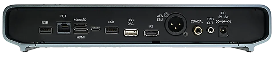 Die Rückseite von Rivo Plus, beschriftet von links: USB, NET, Micro SD, HDMI, ein USB-C-Anschluss, USB, USB DAC, I2S, AES EBU, COAXIAL, TRIG OUT und DC 5V-3A.