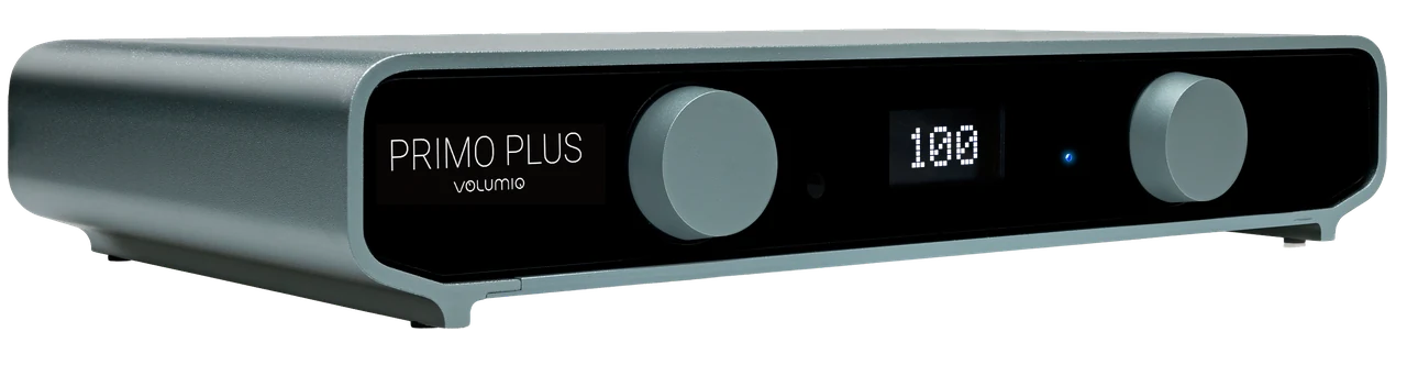 Volumio Primo Plus visto de frente desde la izquierda, con sus dos mandos giratorios y la pequeña pantalla OLED.
