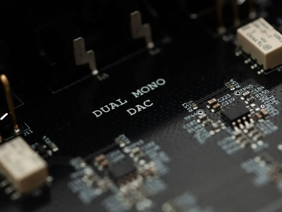 Un primo piano della scheda di Preciso, con la scritta DUAL MONO DAC stampata accanto a un chip.