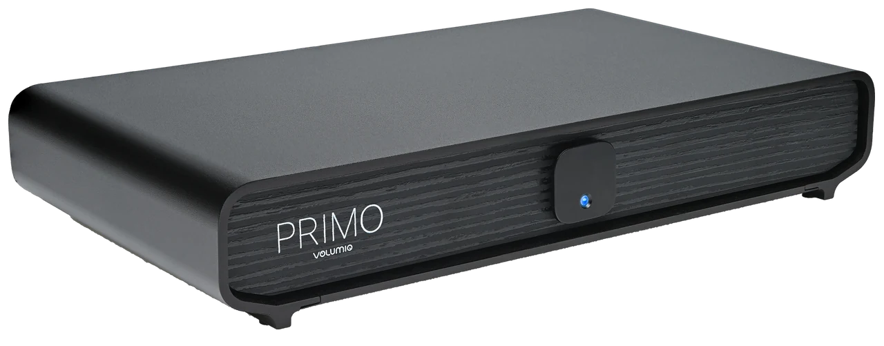 Volumio Primo V3 visto di tre quarti da sinistra: uno chassis nero con frontale effetto legno, la scritta Primo e un pulsante quadrato con luce blu.