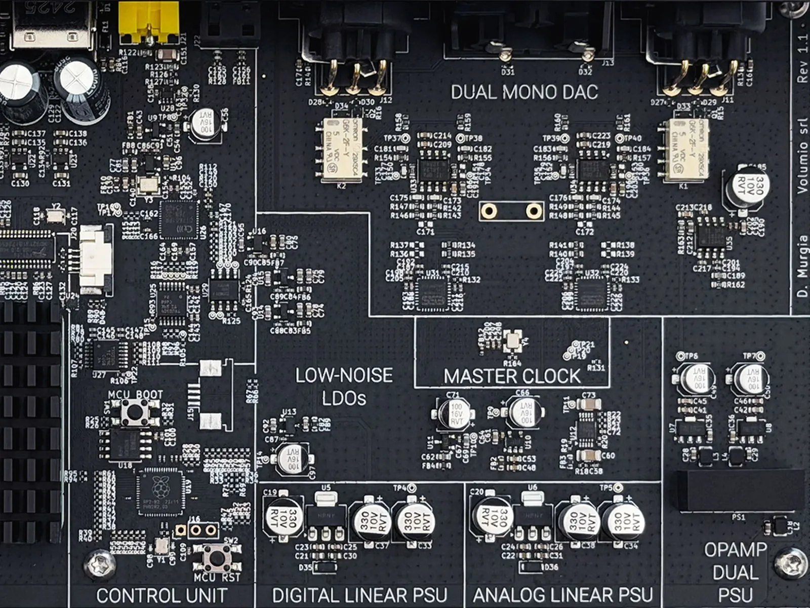 La placa principal de Primo Plus, con el nombre de cada sección impreso en la placa: unidad de control, LDO de bajo ruido, DAC doble mono, reloj maestro, fuentes de alimentación lineales digital y analógica, y la fuente de alimentación doble de los amplificadores operacionales.