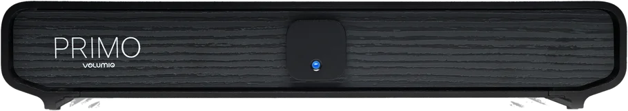 Primo V3 visto di fronte: chassis nero con frontale effetto legno, la scritta Primo e un pulsante quadrato con luce blu.