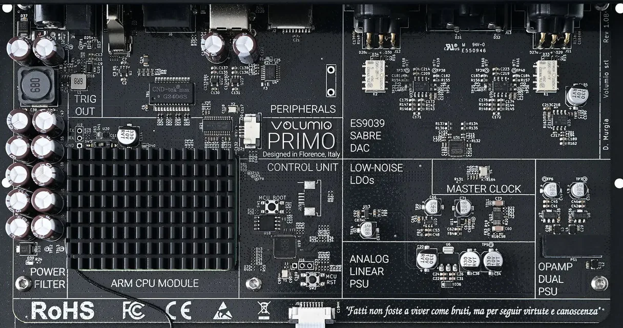 La scheda madre di Primo V3, con il nome di ogni sezione stampato sulla scheda: modulo CPU ARM, unità di controllo, periferiche, DAC Sabre ES9039, LDO a basso rumore, master clock, alimentazione lineare analogica, doppia alimentazione degli op-amp, uscita trigger e filtro di alimentazione. Un verso in italiano corre lungo il bordo inferiore.