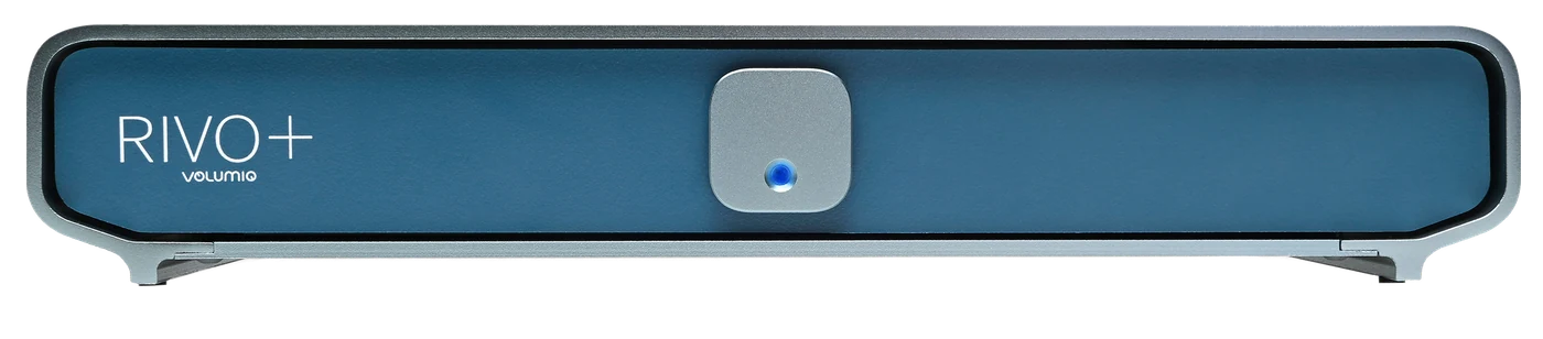 Volumio Rivo Plus in der Ausführung Classic von vorne: eine tiefblaue Front mit dem Rivo+-Schriftzug und einer blau leuchtenden quadratischen grauen Taste, in einem grauen Gehäuse.