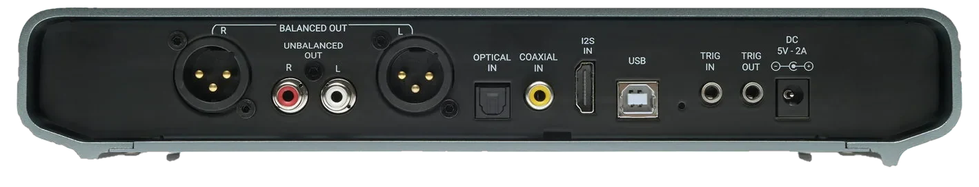 Il retro di Preciso, con le scritte da sinistra: BALANCED OUT R e L su due prese XLR, con UNBALANCED OUT R e L su due prese RCA in mezzo, poi OPTICAL IN, COAXIAL IN, I2S IN su una presa HDMI, USB, TRIG IN, TRIG OUT e DC 5V - 2A.