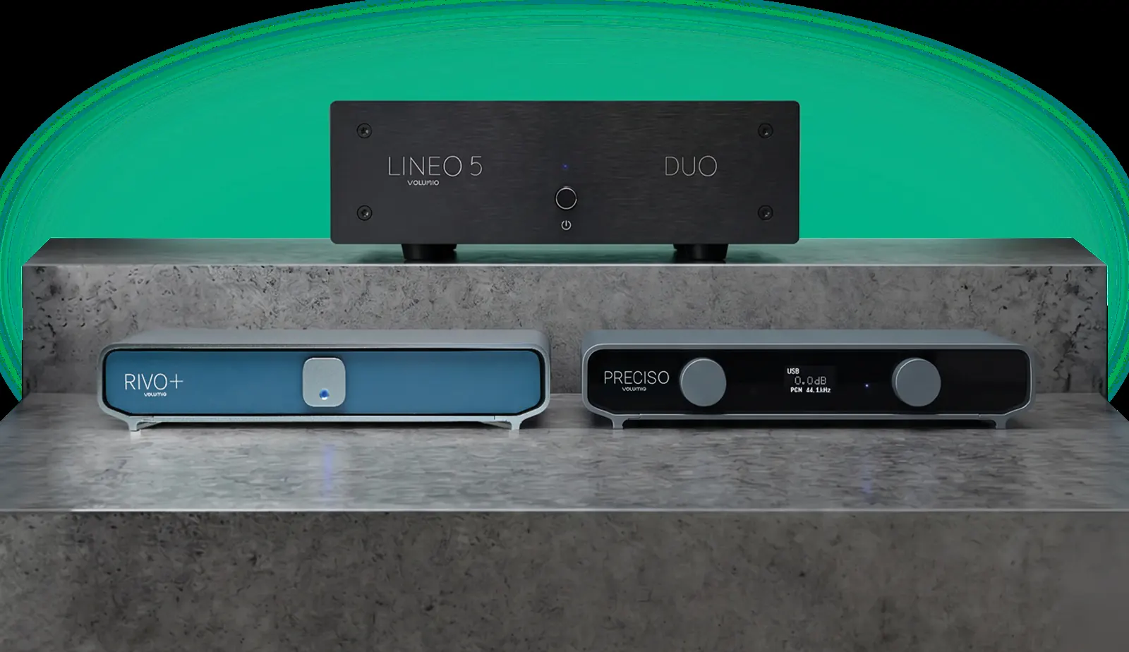 Lineo5 Duo on a concrete block, with Rivo Plus and Preciso side by side on the step below and a green arc of light behind.